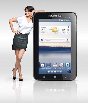 Reliance launches new 3G tablet for Rs 14,499