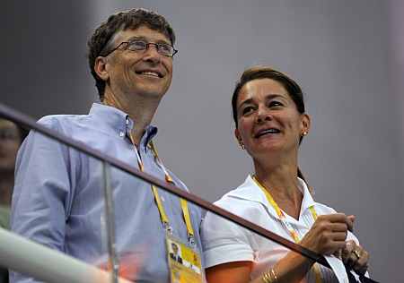 r Bill Gates (L) and his wife Melinda Gates