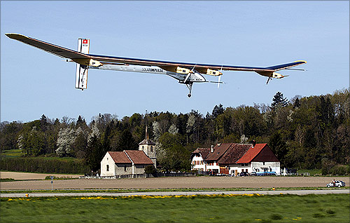 Amazing photos of a solar-powered aircraft