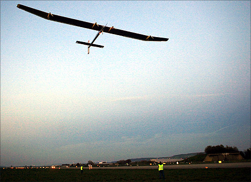 Amazing photos of a solar-powered aircraft