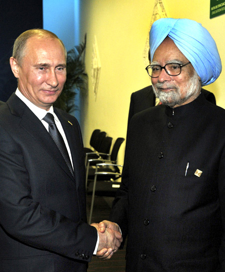 Russia's President Vladimir Putin (L) shakes hands with India's Prime Minister Manmohan Singh during their meeting at the G20 summit in Los Cabos.