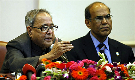 Finance Minister Pranab Mukherjee (L) with RBI Governor Duvvuri Subbarao.