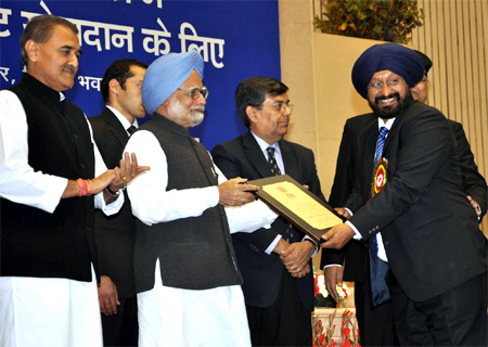 Prime Minister Manmohan Singh  presents the Excellence Award to Satnam Singh, CMD, PFC.