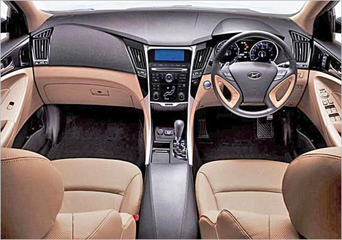 The stunning 2012 Hyundai Sonata at Rs 18.5 lakh