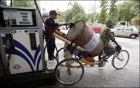 Oil cos may cut petrol rates by Rs 4 a litre