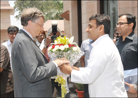 Akhilesh Yadav (R), chief minister Uttar Pradesh, welcomes Microsoft co-founder Bill Gates.