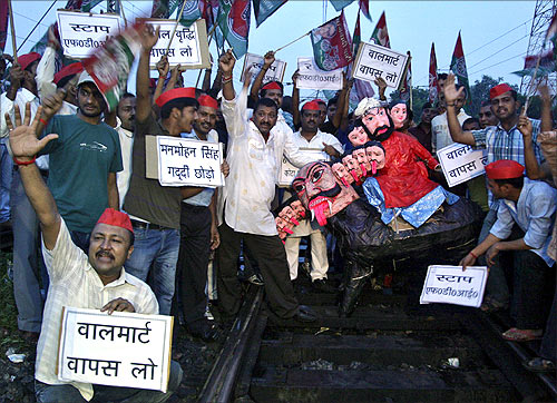 Samajwadi Party members protest against FDI in Allahabad
