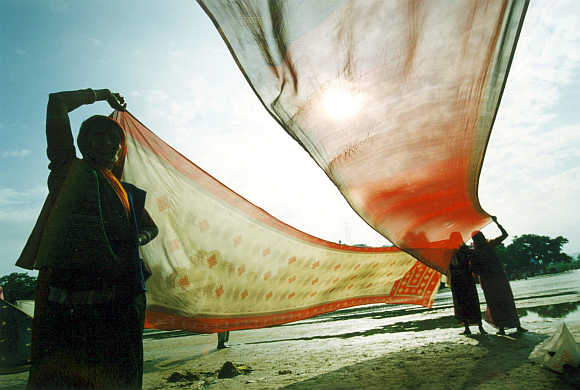 Women dry their saris in Gaya, Bihar.