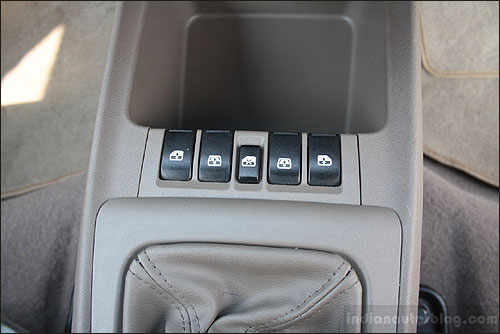 Chevrolet Sail U-VA power window switches.