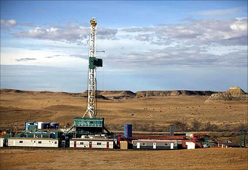 A True Company oil drilling rig outside Watford, North Dakota, October 20, 2012. Thousands of people have flooded into North Dakota to work in the state's oil drilling boom.