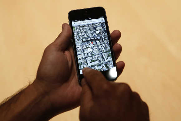 A member of the media uses the map function of iPhone 5.