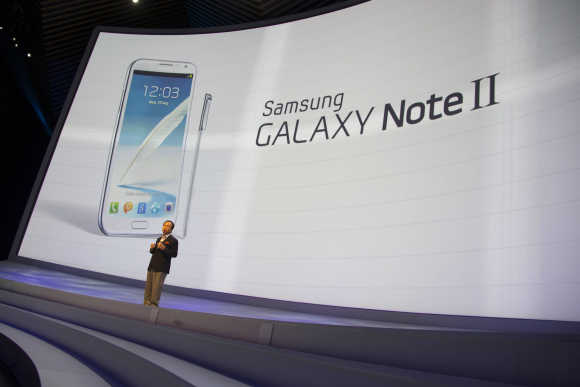 JK Shin, President of IT and Mobile Communications Division at Samsung Electronics, presents the Samsung Galaxy Note II smartphone in Berlin.