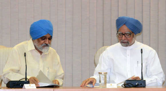 Montek Singh Ahluwalia (left) with Prime Minister Manmohan Singh.