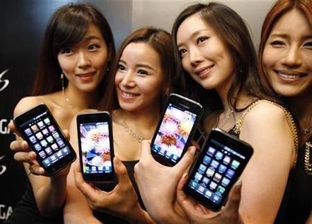 Models pose with the Samsung Android smartphone.