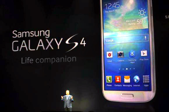 JK Shin, President and head of IT and Mobile Communication Division, introduces Galaxy S4 phone.