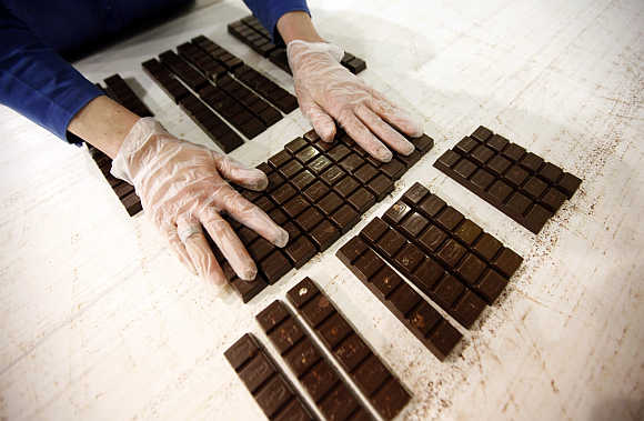 Stunning images reveal how chocolate is made