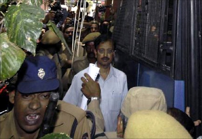 File photo shows Ramalinga Raju (C), founder and former chairman of fraud-hit Satyam Computers, being escorted from a court in Hyderabad.