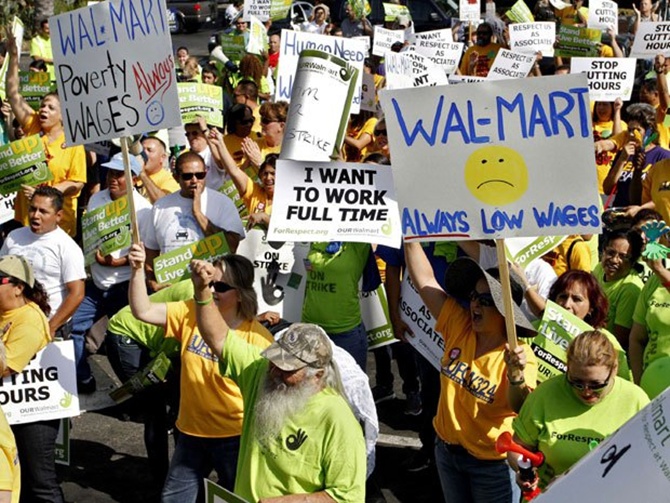 Wal-Mart pays lawyer fees for dozens of execs in bribery probe