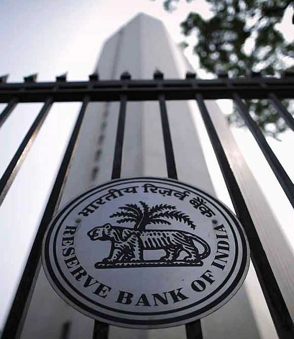 Bank licence to corporate houses: FinMin proposes, RBI disposes