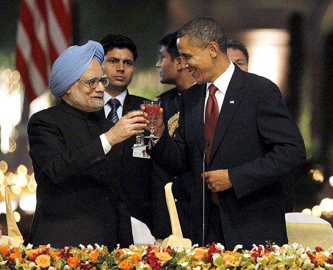 U.S. President Barack Obama (R) toasts alongside India's Prime Minister Manmohan Singh during a state dinner at Rashtrapati Bhavan in New Delhi.