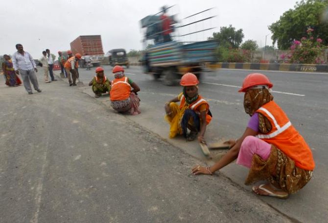 Why no private companies want to construct roads in India