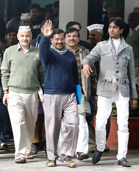 Arvind Kejriwal (C), leader of Aam Aadmi Party, waves after his meeting with New Delhi's Lieutenant Governor Najeeb Jung in New Delhi December 23, 2013.