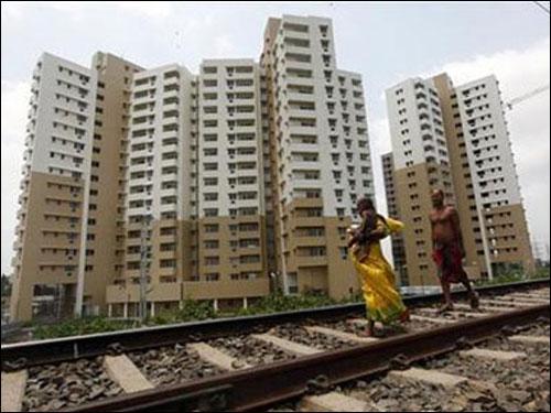 Weak rupee draws NRIs to Indian realty