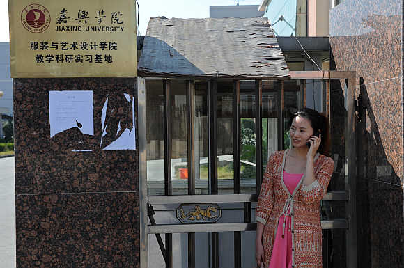 A college student talks on her mobile phone in Jiaxing, Zhejiang province.