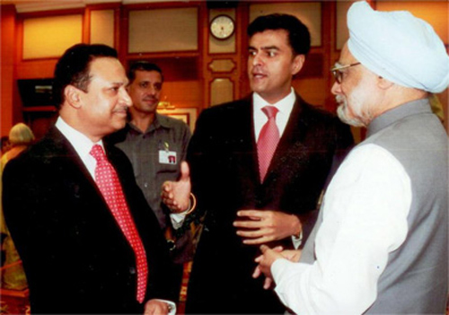 Prime Minister of India, Manmohan Singh discusses digital technology with Kapil Agarwal (JMD) and Raaja Kanwar (Director).