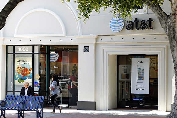 White Apple iPhone 4 and iPad 2 are advertised in the window of an AT&T cellular store in Los Angeles.