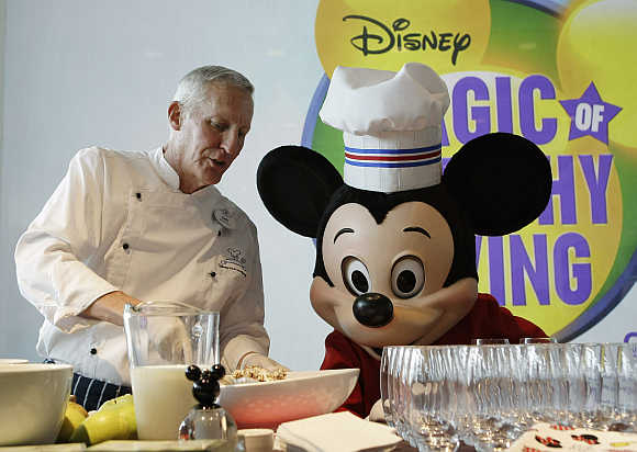 Disney Culinary Dietary Specialist Gary Jones prepares a smoothie with Mickey Mouse at the Newseum in Washington.