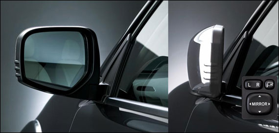 Chrome-plated power door mirrors with folding function.