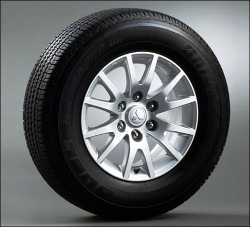 265/65R17 tires with 17-inch light alloy wheels.