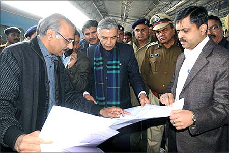 Union Minister for Railways, Pawan Kumar Bansal discussions the upgradation plan of the Chandigarh Railway Station.