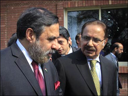 India's Trade Minister Anand Sharma (L) talks with his Pakistani counterpart Makhdoom Amin Fahim.