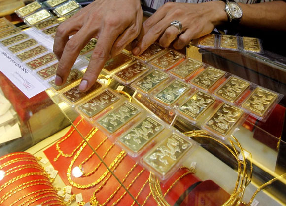 Jewellers turn to diamonds, NRIs to beat policy woes