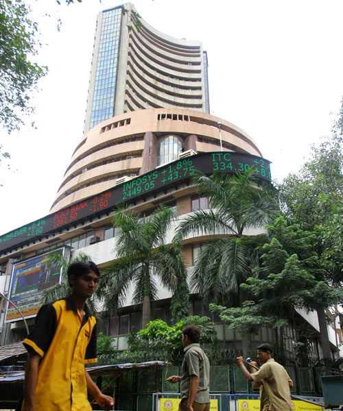 Markets end flat ahead of RIL results, global events