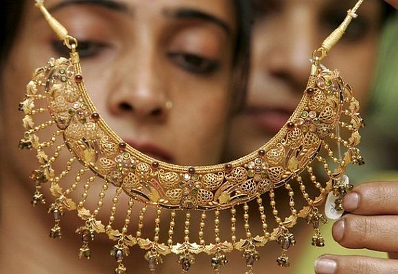 Gold, silver fall on subdued demand, weak global cues