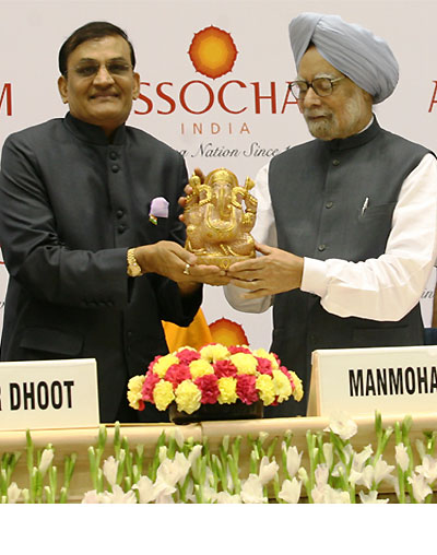 Prime Minister Manmohan Singh is welcomed by Rajkumar Dhoot, Member of Parliament and President, Assocham.