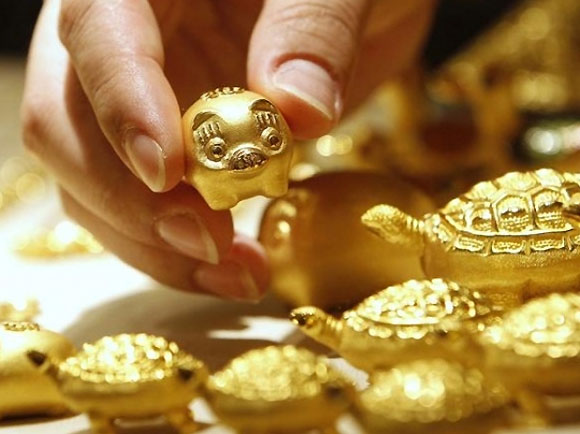 Gold at over 1-month high of Rs 28,365/10 grams