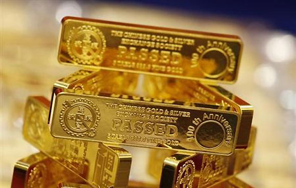 Smugglers find channels to bypass gold import curbs