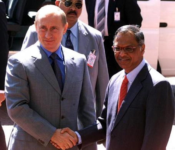 Russian President Vladimir Putin (L) shakes hands with N R Narayana Murthy (R) Chairman of Infosys Technologies, during his visit to the corporate headquarters of Infosys in Bangalore December 5, 2004.
