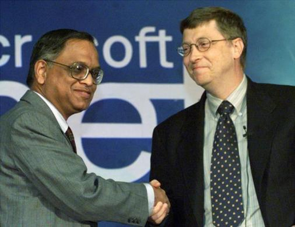 Bill Gates (R) shakes hands with Chairman of Indian software giant Infosys N. R. Narayana Murthy in New Delhi September 14, 2000