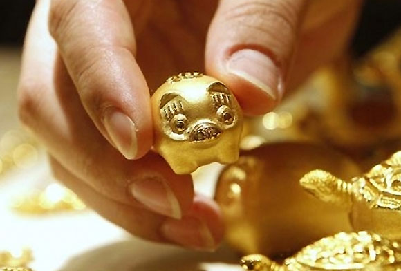 Gold extends gains as stocks, dollar tumble