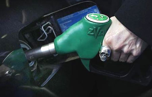Govt eyes narrow political window for unpopular gas price hike
