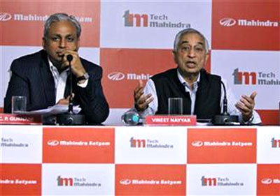 Vineet Nayyar (R), the chief executive of Tech Mahindra, speaks during a news conference as C P Gurnani (L), the chief executive officer of Mahindra Satyam looks on.