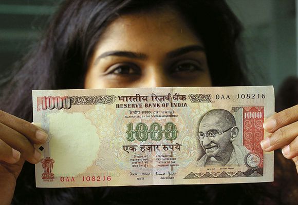 For 2nd consecutive day rupee closes in the red