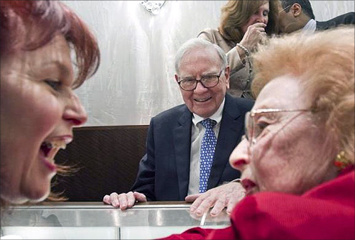 illionaire investor Warren Buffett (C), chairman and CEO of Berkshire Hathaway, smiles as Cheryl Stich (L), and her mother Dione Kempinsky, both of Los Angeles, react to the price he quoted them on a ring at Borsheims jewelry store in Omaha, Nebraska.