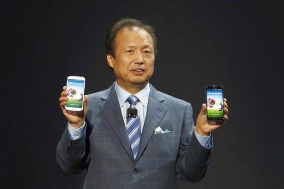 JK Shin, President and Head of IT and Mobile Communication Division, holds up latest Galaxy S4.