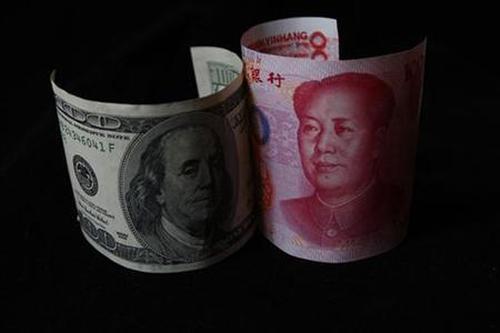 A 100 yuan banknote (R) is placed next to a $100 banknote.